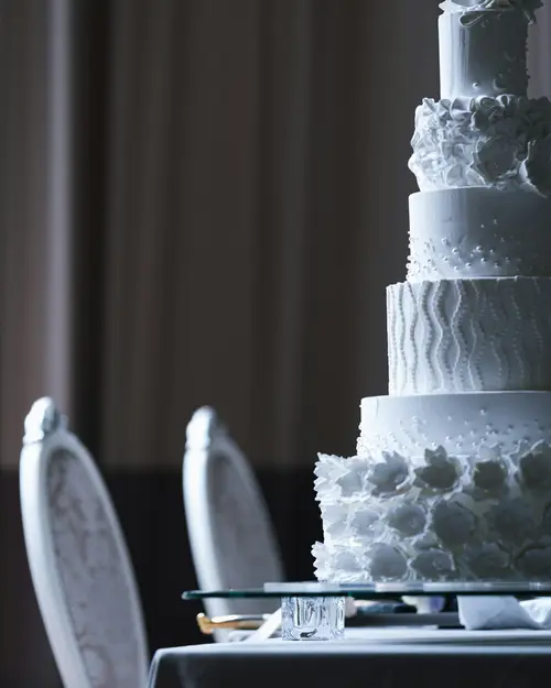 Wedding cake blanc à plusieurs étages décoré de fleurs en sucre
