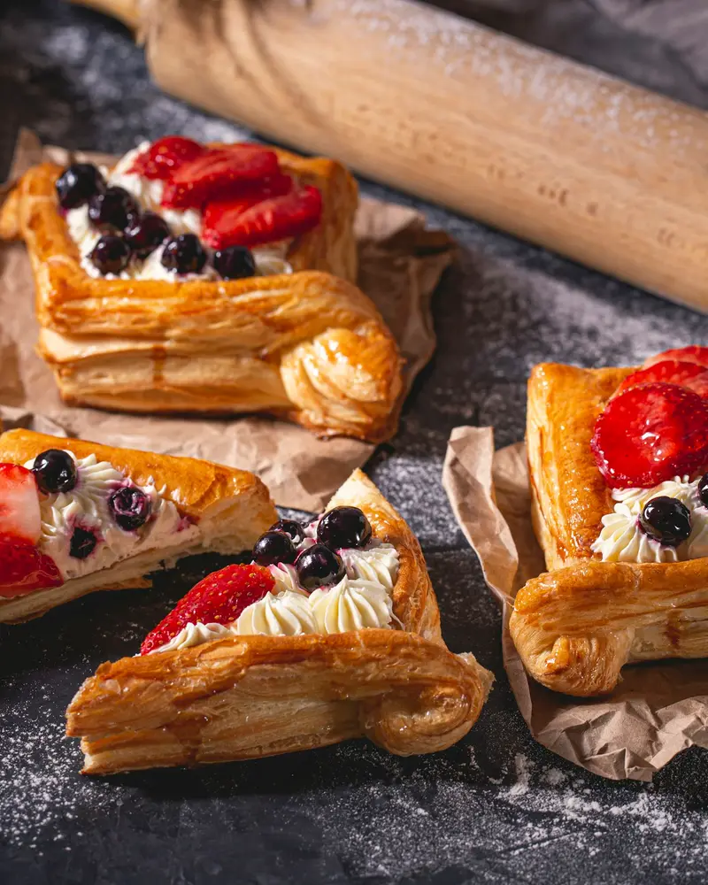 Tartelettes feuilletées aux fruits rouges sur fond sombre