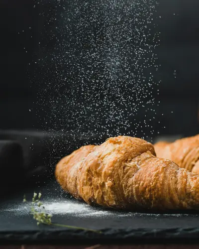 Croissants dorés pour un buffet